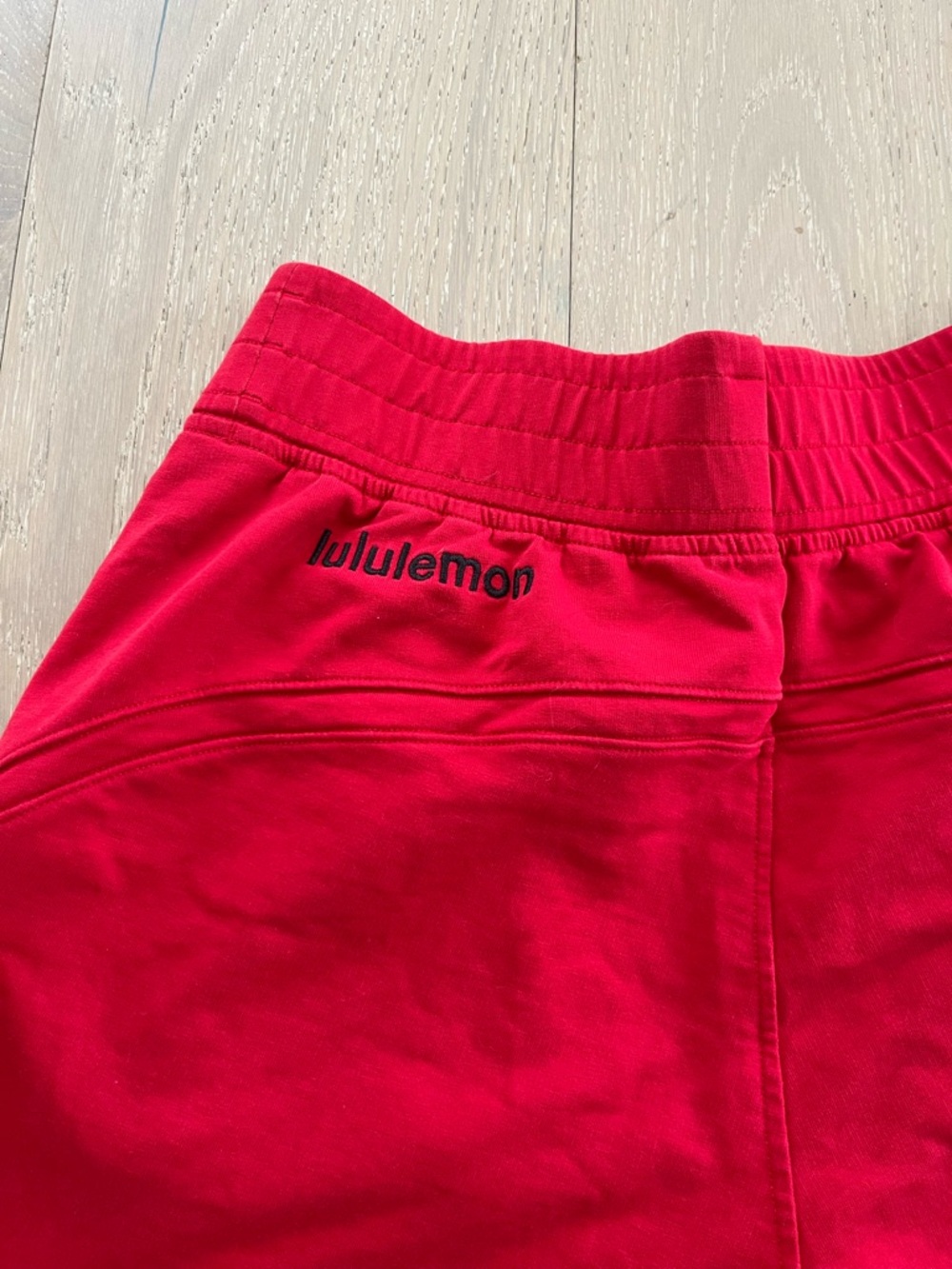 Lululemon Women’s LA High Rise Relaxed Shorts in Red sz 10 - Picture 3 of 3